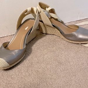 Sz 9 Vionic wedge espadrilles w/ ankle tie